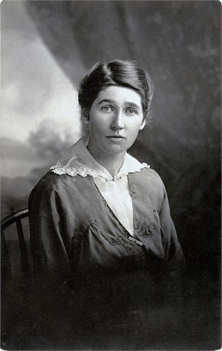Photo of photos/Christina Margaret McLennan bn 1885 Armidale portrait